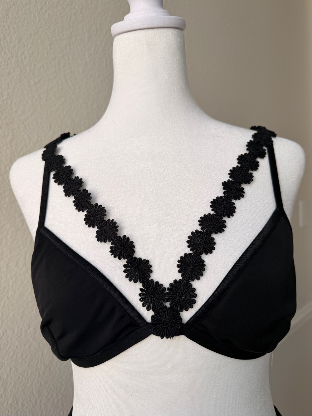 Urban Outfitters Black Floral-Applique V-Neck Bralette Top Boho Festival Size‎ L